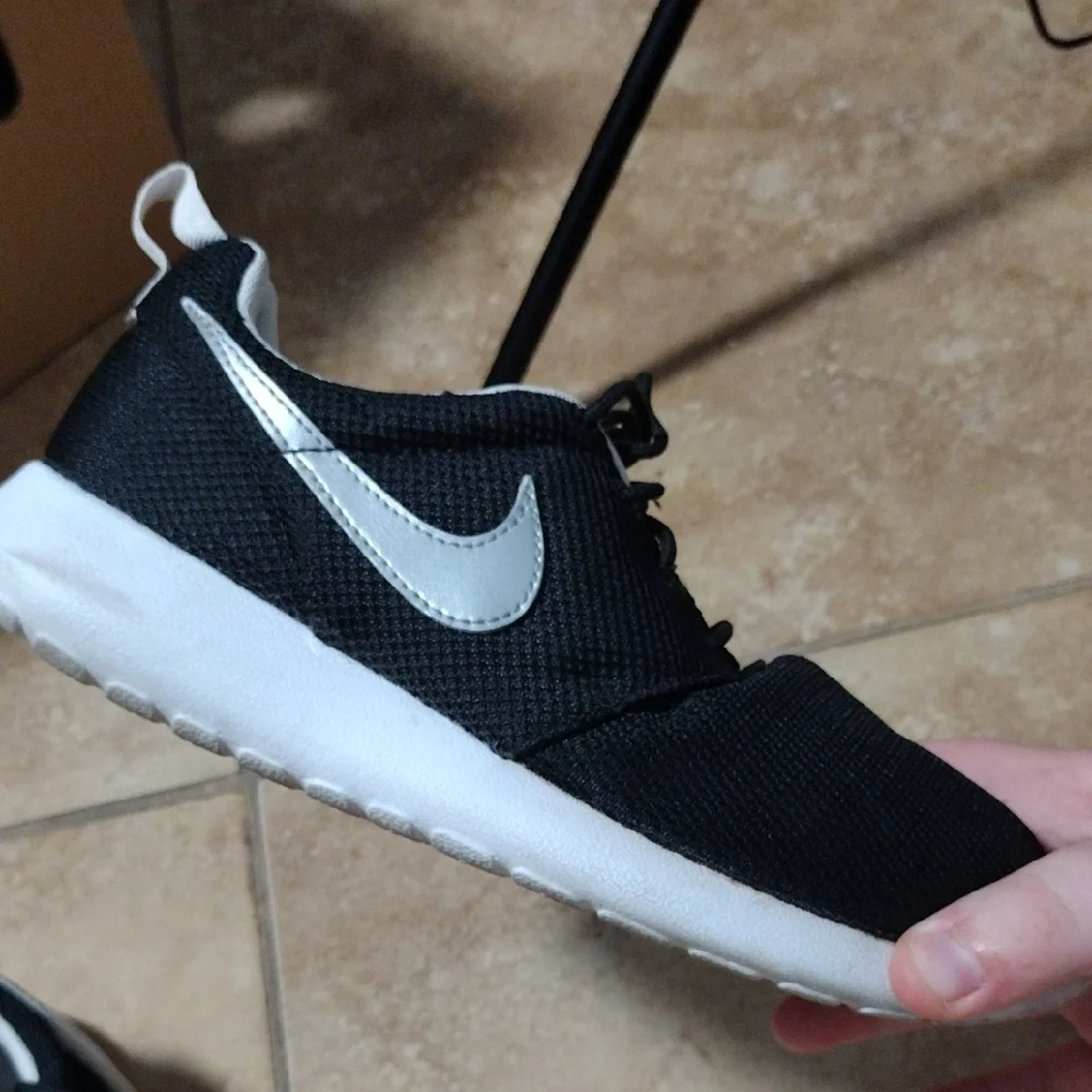 Boys 5.5 - Nike Black and White Athletic Shoes - Picture 2 of 4